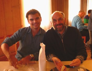 Zwei routinierte jiaozi-macher.