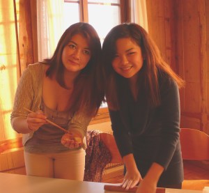 Zwei Freundinnen an der Arbeit.